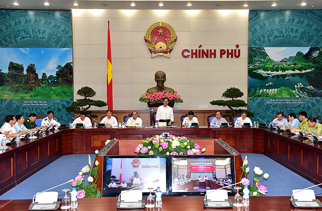 Thủ tướng Nguyễn Tấn Dũng đã chủ trì Hội nghị trực tuyến với 11 tỉnh, thành phố trực thuộc Trung ương sơ kết thực hiện Chỉ thị số 30/CT-TTg ngày 30/9/2014 của Thủ tướng Chính phủ (Chỉ thị 30) về đẩy mạnh công tác đấu tranh chống buôn lậu thuốc lá. 