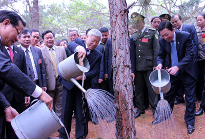 Tổng Bí thư Nguyễn Phú Trọng tham gia Tết trồng cây.