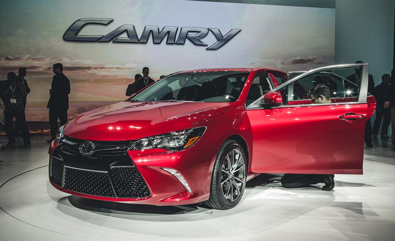 Toyota Camry 2015 bản tiêu chuẩn sử dụng động cơ 4 xi-lanh, dung tích 2.0 lít mới