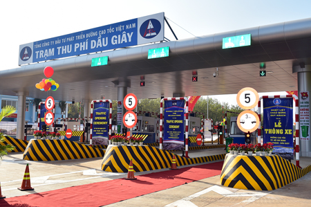 Thủ tướng Chính phủ Nguyễn Tấn Dũng đã phát lệnh thông xe, đưa vào khai thác tuyến cao tốc TP. HCM - Long Thành - Dầu Giây