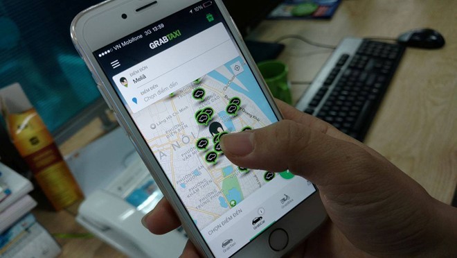 Hiện, Grab là doanh nghiệp duy nhất được cấp phép triển khai thí điểm đề án ứng dụng công nghệ vào quản lý và kết nối vận tải theo hợp đồng điện tử tại Việt Nam. Hai sản phẩm dịch vụ của Grab được triển khai thí điểm là Grabcar (taxi giá rẻ) và Grabtaxi