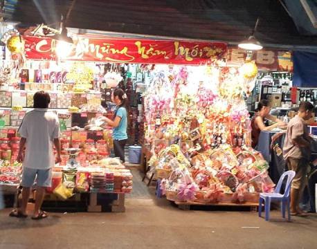Một cửa hàng bán bánh kẹo, mứt để thành từng túi nilon lớn trên đường Nguyễn Hữu Cầu.