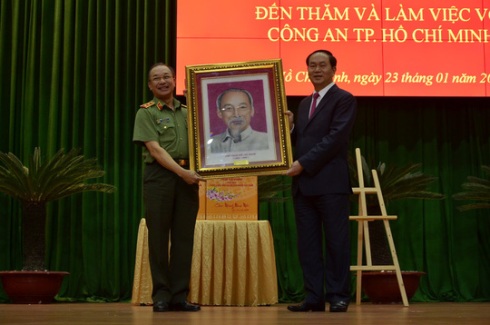 Chủ tịch nước Trần Đại Quang tặng quà lưu niệm cho Công an TP.HCM