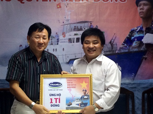 Ông Nguyễn Thanh Tú - Chủ tịch Công đoàn, Công ty Vinamilk (trái) trao tặng 1 tỷ đồng  cho chương trình 