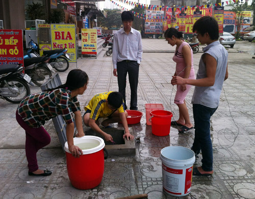 70.000 hộ dân Hà Nội mất nước sạch kéo dài