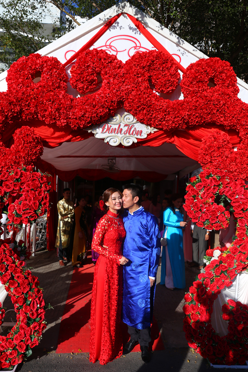 Á hậu Diễm Trang ‘nổi bần bật’ trên xe cưới bạc tỷ