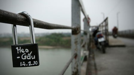 Cầu Long Biên và ổ khóa tình yêu