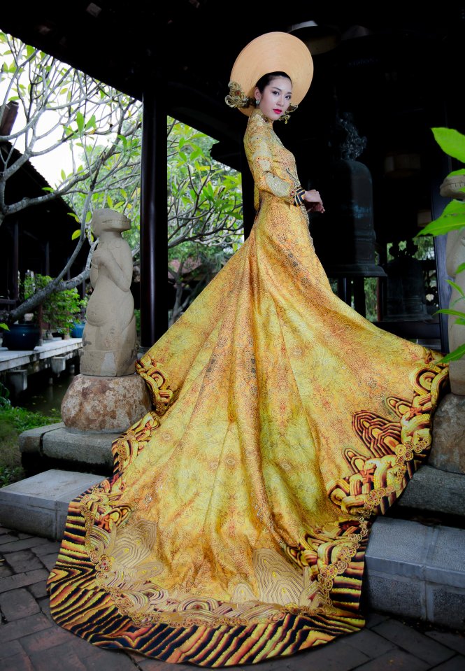 Cận cảnh bộ áo dài mà á khôi Thúy Vân sẽ  giới thiệu tại cuộc thi Hoa hậu quốc tế 2015