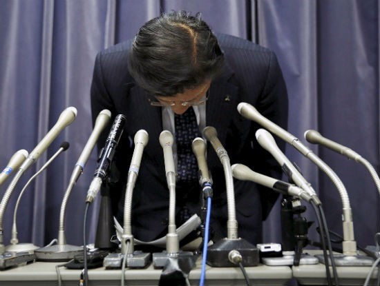 Quan chức Mitsubishi cúi đầu xin lỗi vì vụ bê bối gian lận. Ảnh: Zingnews