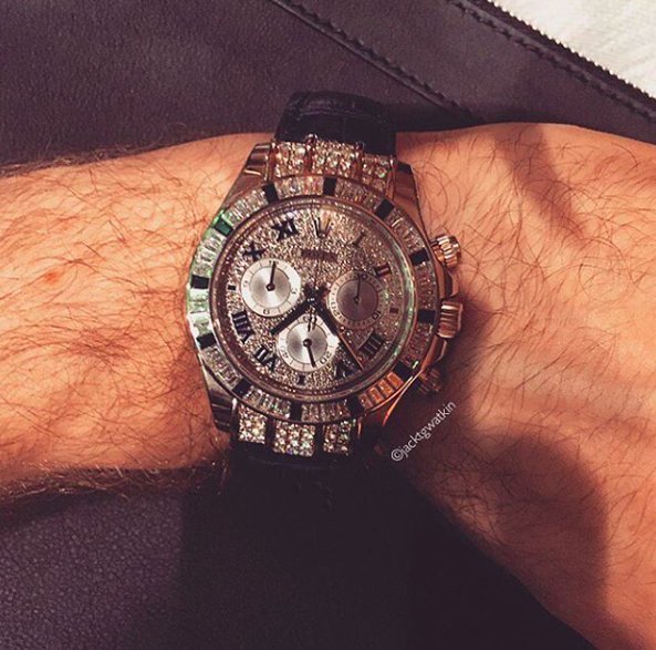 Chỉ riêng chiếc đồng hồ của cậu ấm đã trị giá 500.000 euro . Ảnh: Metro 