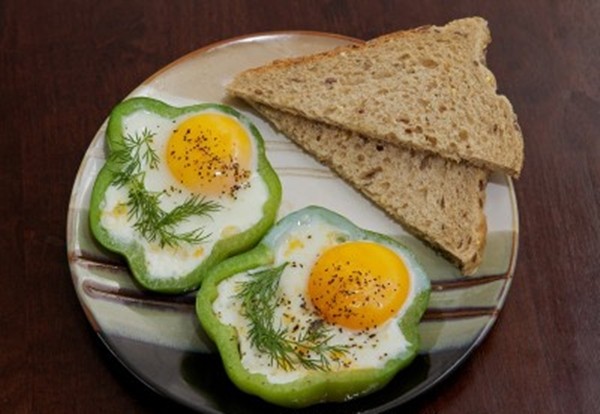 Trứng ốp la ớt chuông ăn kèm cùng sandwich vào bữa sáng