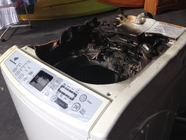Chiếc máy giặt cháy đen sau khi phát nổ
