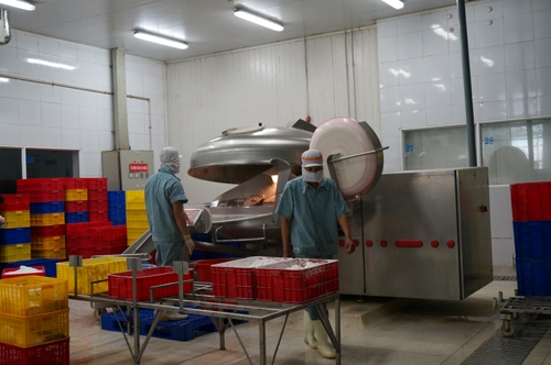 Công đoạn xay nhuyễn nguyên liệu làm xúc xích được tuân thủ nghiêm ngặt theo quy trình chuẩn tại nhà máy AFF