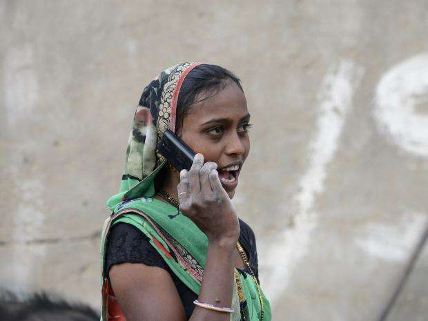 ngôi làng ở bang Gujarat của Ấn Độ đã ra lệnh cấm phụ nữ chưa kết hôn sử dụng điện thoại 