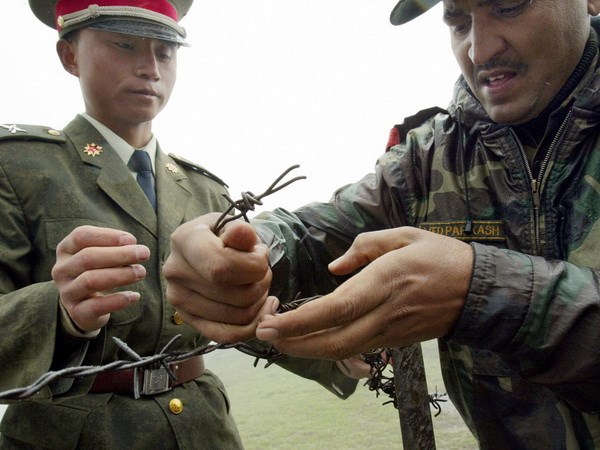 Quân đội Trung Quốc và Ấn Độ tại biên giới hai nước