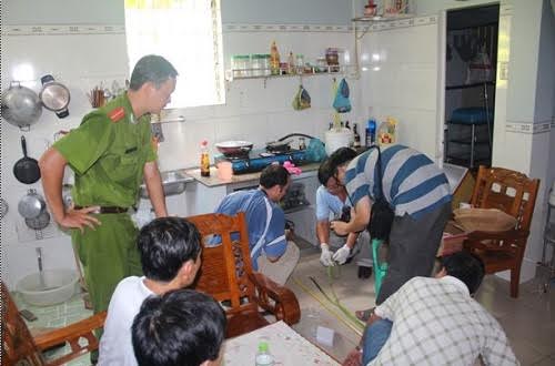 Cơ quan công an khám nghiệm hiện trường vụ án mạng ở An Giang