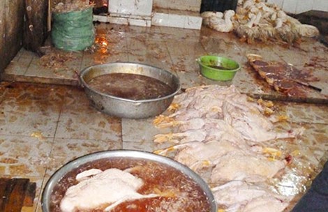 Nhiều cơ sở mất vệ sinh an toàn thực phẩm bị phát hiện trong những ngày giáp Tết Ất Mùi