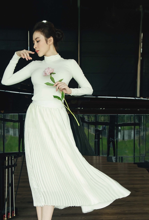 Angela Phương Trinh biểu cảm trong trang phục sắc trắng với chân váy xếp li mềm mại
