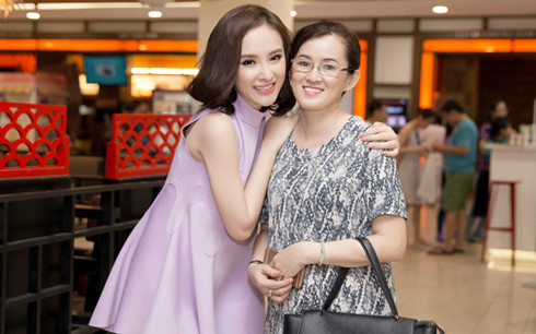 Mẹ Angela Phương Trinh không còn ngại ngần khi xuất hiện cùng cô con gái nổi tiếng 