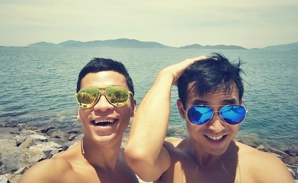 Nhà thiết kế Adrian Anh Tuấn cùng bạn trai đồng tính