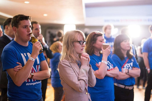 Người dân Anh sững sờ trước kết quả của cuộc trưng cầu dân ý về việc rời khỏi EU. Ảnh: AFP