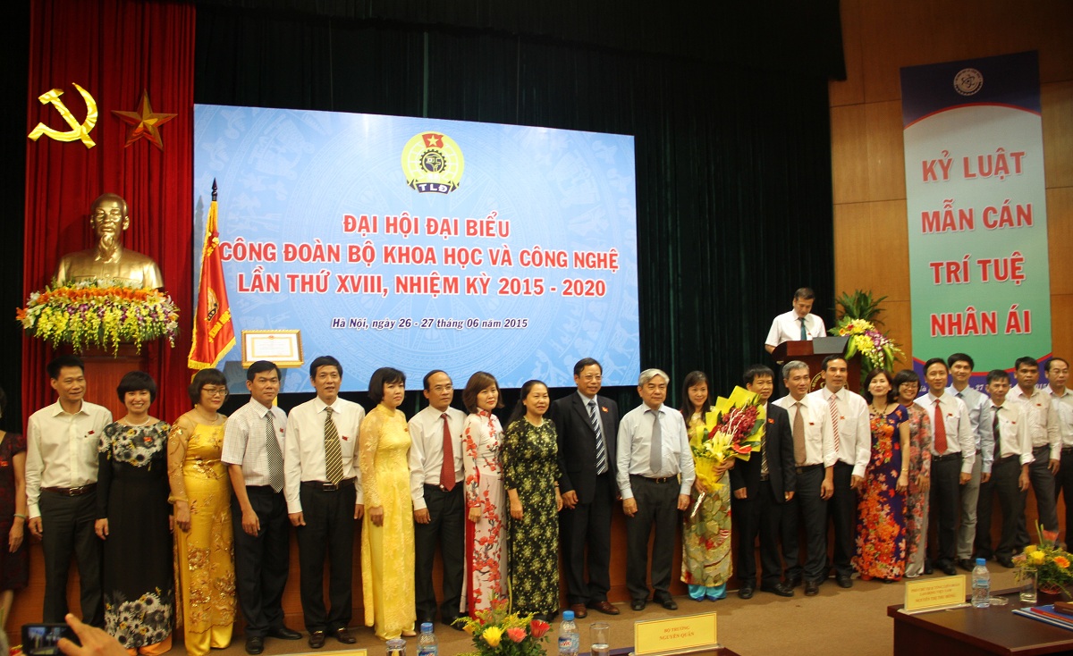 Bộ trưởng Nguyễn Quân và bà Nguyễn Thị Thu Hồng chụp ảnh lưu niệm, chào mừng 27 đồng chí đã được bầu vào Ủy viên BCH Công đoàn Bộ KH&CN khóa mới