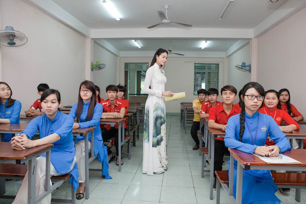 Người đẹp Phạm Hương trên giảng đường cùng các sinh viên Trường Cao đẳng Du Lịch Sài Gòn