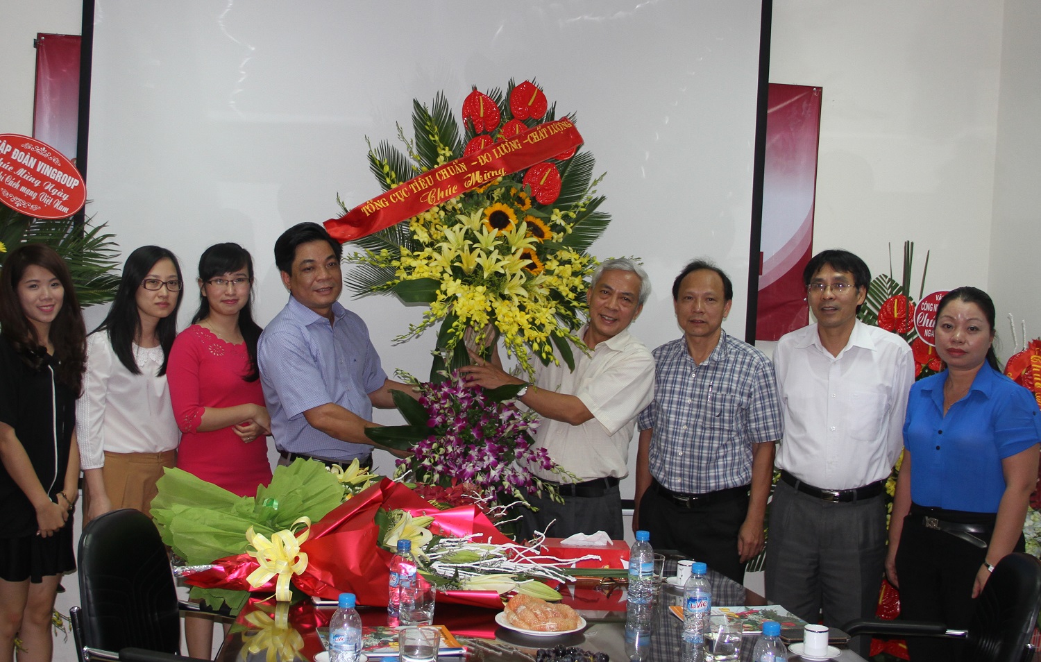 Lãnh đạo Tổng cục tặng hoa cho Tạp chí nhân ngày Báo chí Cách mạng Việt Nam