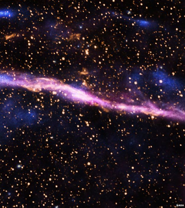 RCW 86 trông như một dải lụa vắt trên nền những hình ảnh vũ trụ lung linh
