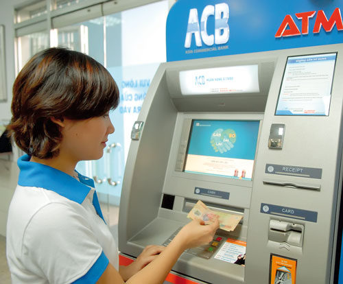 Rút tiền bằng thẻ ATM
