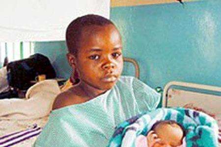 Gladys Chelagat trở thành bà mẹ trẻ nhất Châu Phi khi mới 10 tuổi