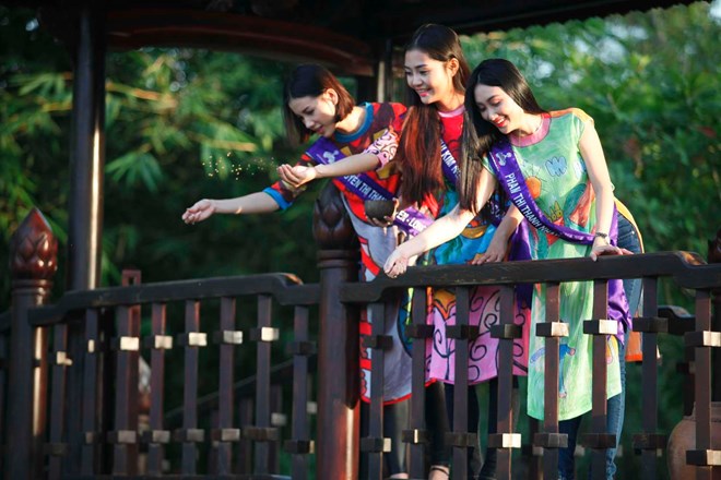 Ba thí sinh Hoa khôi Áo dài việt trong buổi chụp hình áo dài ngoài trời