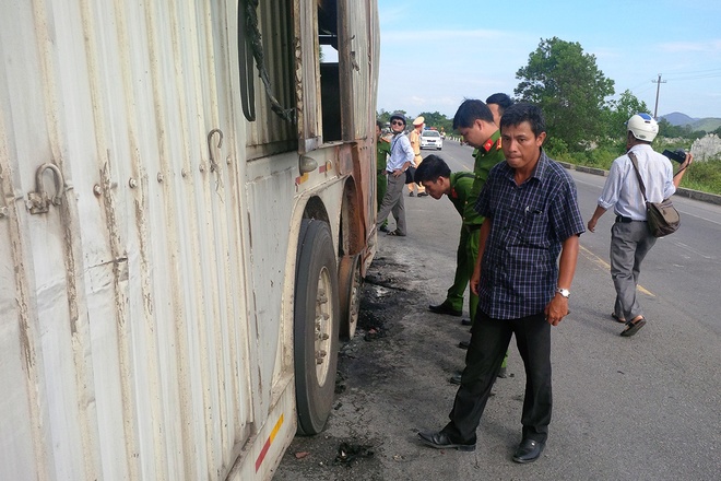 Ba ôtô cháy rụi trong thùng container tài xế 'ngơ ngác' không biết phải làm sao