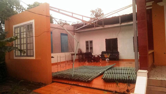 Một ngôi nhà ở thôn Sơn Tùng, xã Phong Hiền bị tốc mái hoàn toàn sau trận lốc xoáy ở Huế chiều 17/4