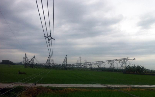 Lốc xoáy tại Bắc Giang làm đổ sập cột điện cao thế cao 30m