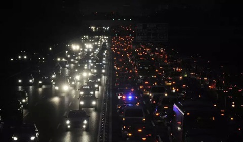 Một bức ảnh vào đầu tháng 1 cho thấy cảnh tác nghẽn điển hình trên một con đường Bắc Kinh vào giờ cao điểm buổi tối
