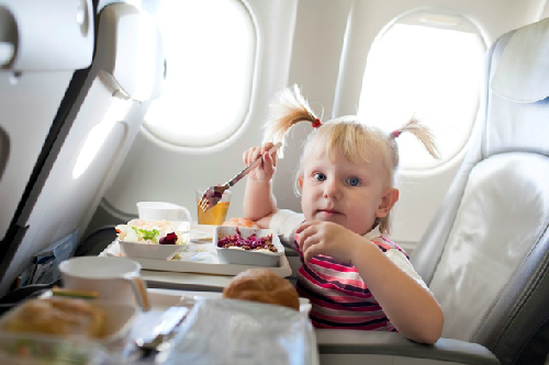 Bàn đặt khay ăn là nơi bẩn nhất trên máy bay