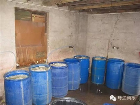 Cơ quan chức năng ở Quảng Đông (Trung Quốc) vừa phát hiện cơ sở tẩy trắng sách bò bằng hóa chất.