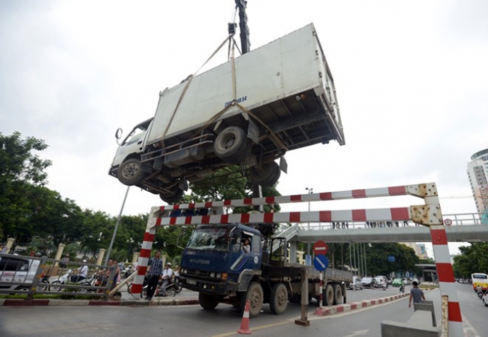 Theo tin tức tai nạn giao thông mới nhất, một chiếc xe tải đã bị kẹt cứng trên cầu vượt đoạn Láng Hạ - Huỳnh Thúc Kháng