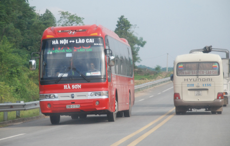 xe mang BKS 29B-064.41 của Công ty CP Vận tải du lịch Hà Sơn đã bị thu hồi phù hiệu tuyến xe cố định trong vòng 1 tháng 