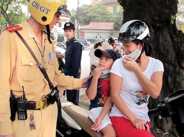 Cha mẹ cần chú ý cho trẻ đội mũ bảo hiểm khi tham gia giao thông để tránh tai nạn đáng tiếc xảy ra