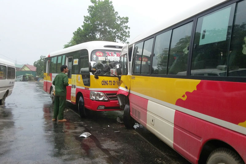 Hiện trường vụ tai nạn giao thông giữa 2 xe buýt ở Hà Tĩnh