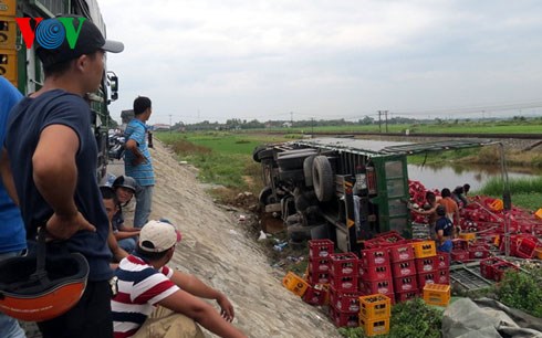 Hiện trường vụ tai nạn giao thông khiến xe ô tô tải bị mất lái rơi xuống hồ rau muống