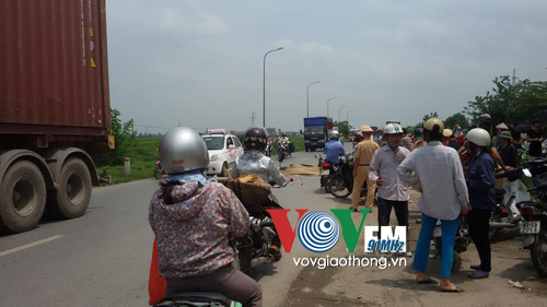 Hiện trường vụ tai nạn giao thông nghiêm trọng trên đường Nguyễn Trực khiến 2 người tử vong tại chỗ