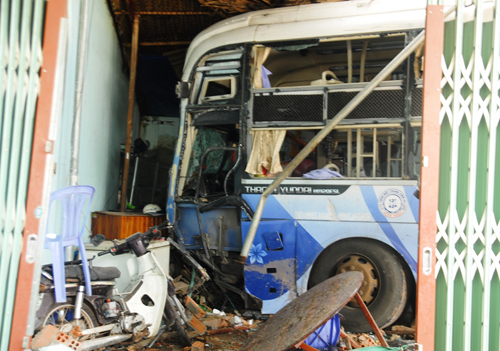 CSGT Công an huyện Đồng Phú đang điều tra, làm rõ vụ tai nạn giao thông xe khách giường nằm đâm sập nhà dân