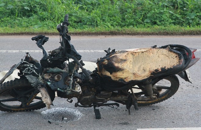 Sau khi xảy ra tai nạn giao thông, chiếc xe máy đè lên người nạn nhân rồi bốc cháy, khiến nạn nhân tử vong