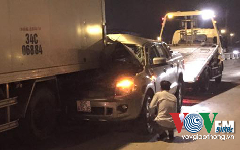Lực lượng chức năng đang giải cứu chiếc xe gặp nạn trong vụ tai nạn giao thông ở khu vực cầu Thanh Trì – Mai Dịch