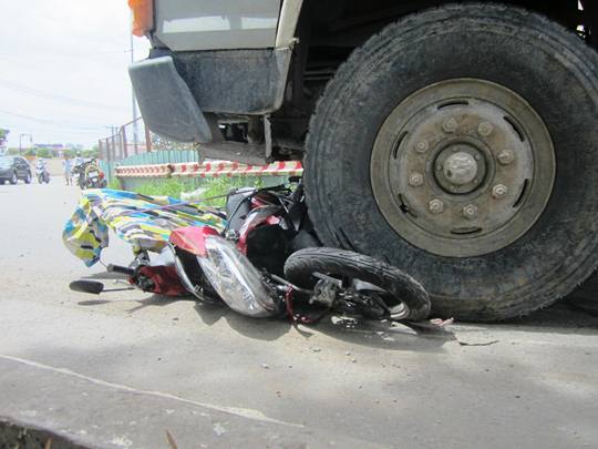 Chiếc xe máy biến dạng, kẹt cứng dưới gầm xe ben sau vụ tai nạn giao thông chết người