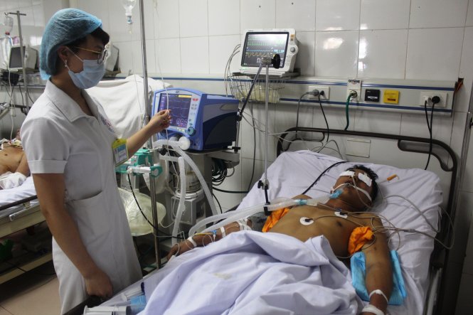 Một nạn nhân vụ tai nạn giao thông lật xe công nông đang được điều trị tại bệnh viện 115 Nghệ An