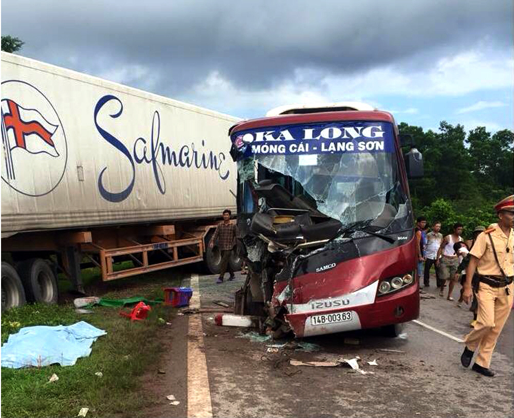 Hiện trường vụ tai nạn giao thông nghiêm trọng khiến 6 người thương vong ở Quảng Ninh